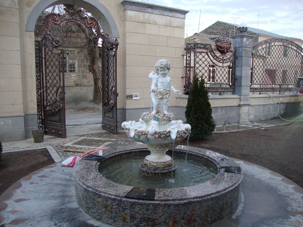 Скульптура мальчика в фонтане