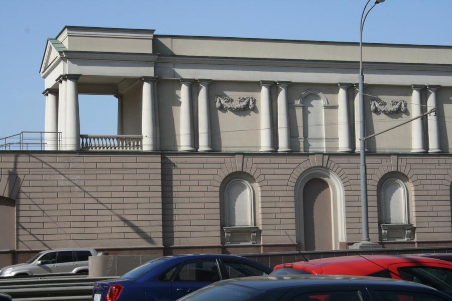 Декорирование фасада здания лепниной