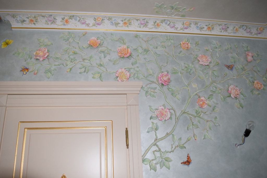 Лепной декоративный орнамент на стене — цветы